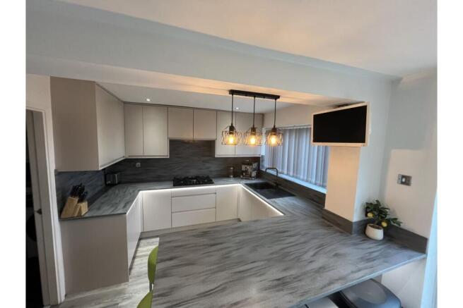 5 bed Detached for sale Image 4