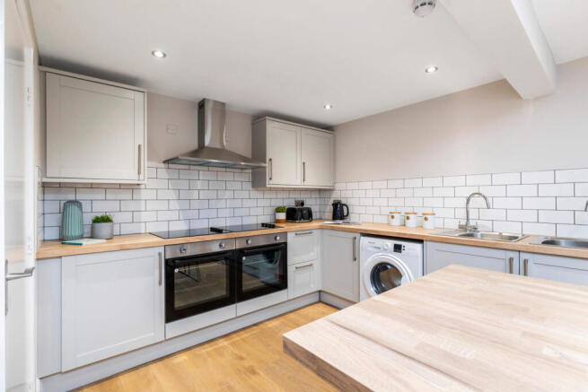 8 bed House to rent Image 4