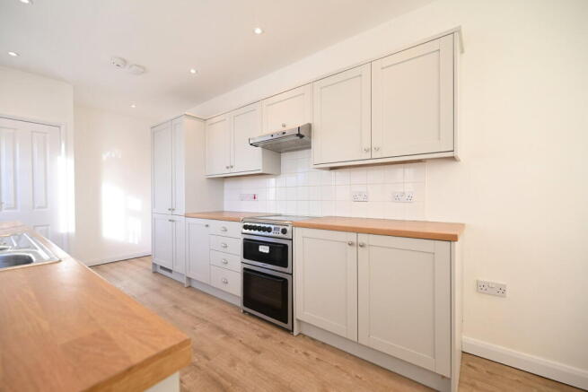 3 bed Semi-Detached Bungalow to rent Image 6