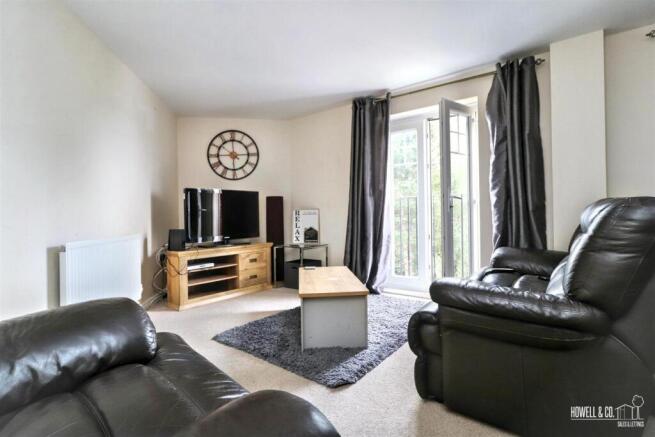 LOUNGE/DINING AREA