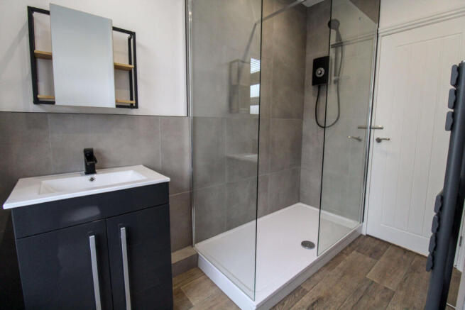 4 bed House to rent Image 10