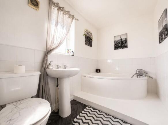 4 bed Detached for sale Image 5
