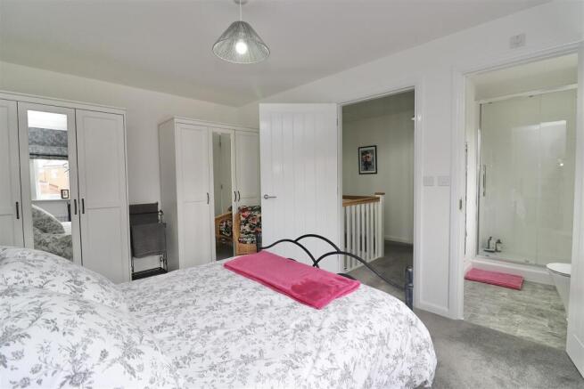 4 bed Detached for sale Image 9