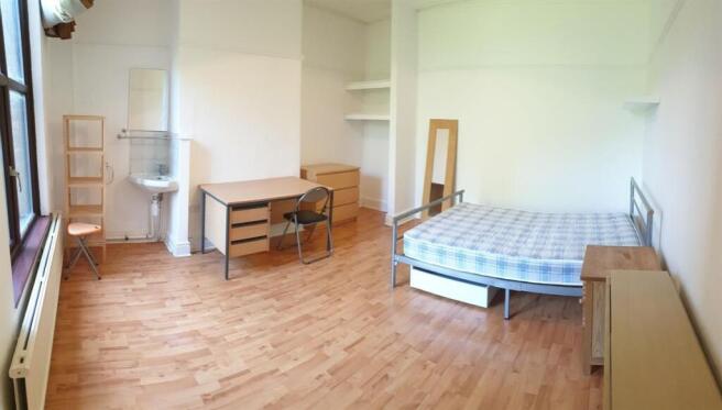 Bright, well-presented double bedroom with larg...