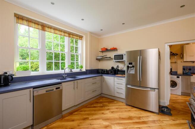 5 bed Detached for sale Image 6