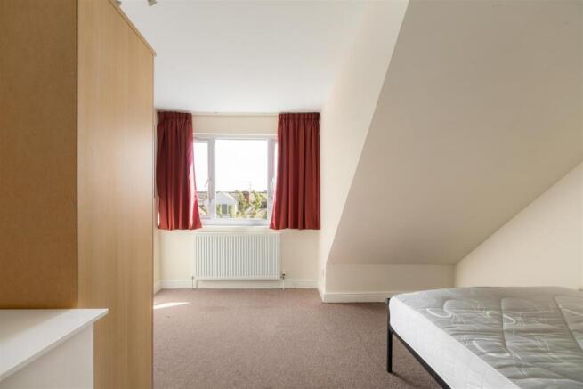 4 bed House for sale Image 11