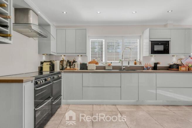 4 bed Detached for sale Image 9