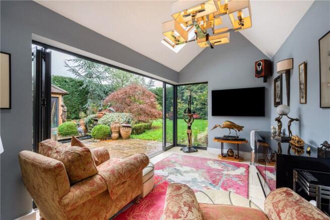 5 bed Detached for sale Image 8