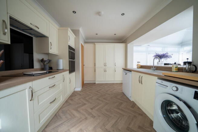 Hadleigh Drive, Lowestoft, NR32 3EE photo 3