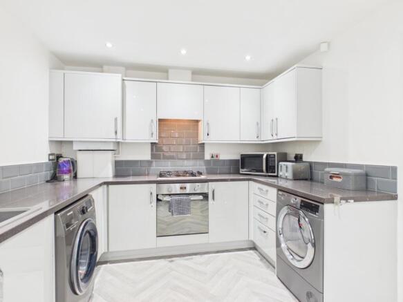 CAM03729G0-PR0260-STILL003