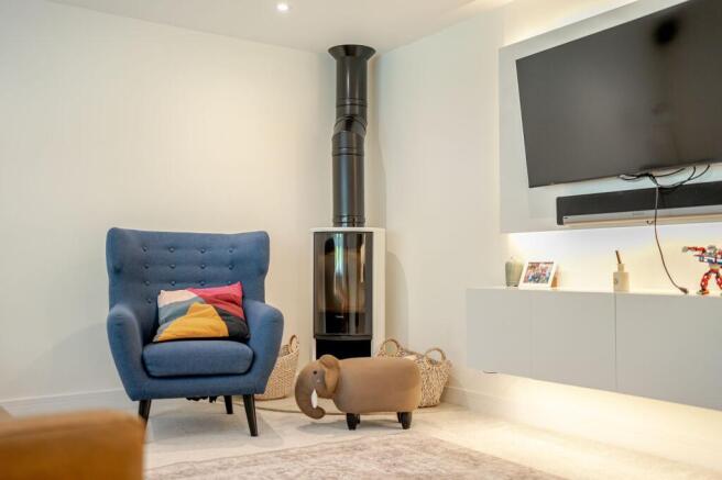 4 bed Semi-Detached to rent Image 6