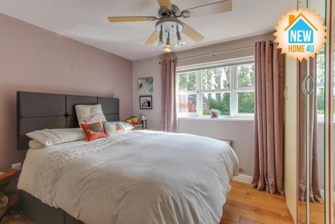 MAIN BEDROOM: