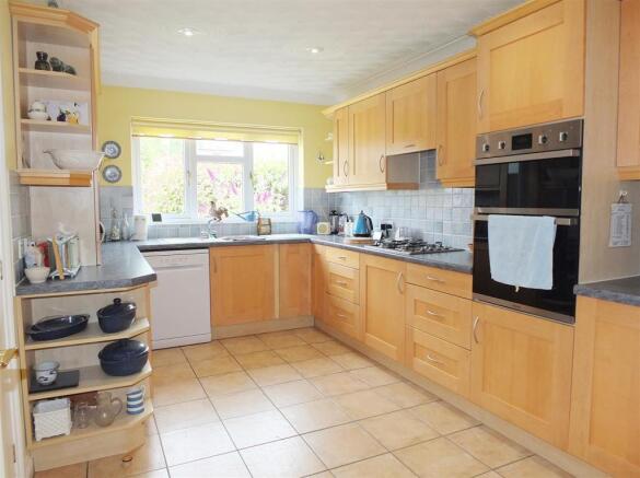 Kitchen 2.jpg