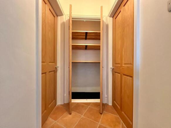 AIRING CUPBOARD