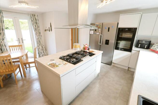 KITCHEN/BREAKFAST ROOM