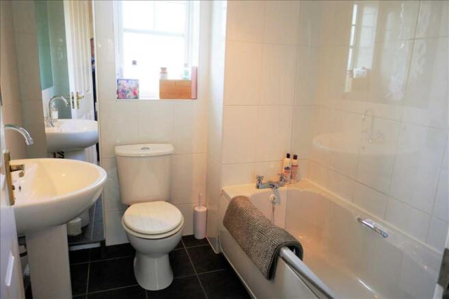 BATHROOM/WC: