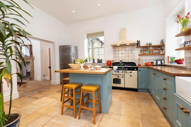 5 bed Detached for sale Image 4