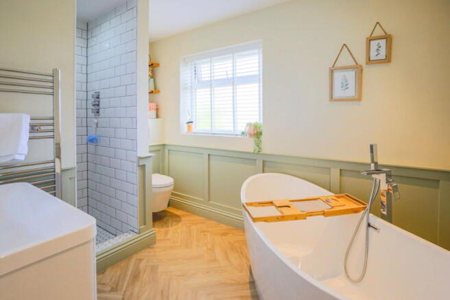 5 bed Detached for sale Image 11