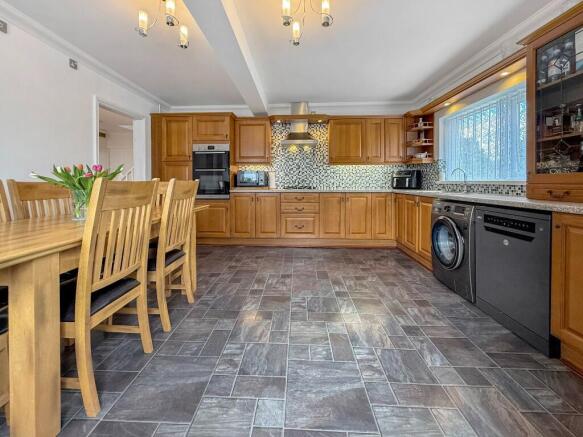 4 bed Detached for sale Image 8