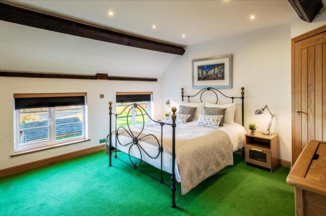 kingsized bedroom 1.jpeg