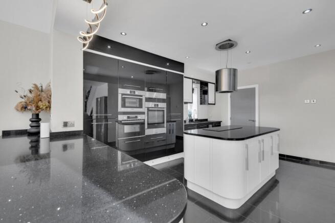 6 bed Detached for sale Image 7