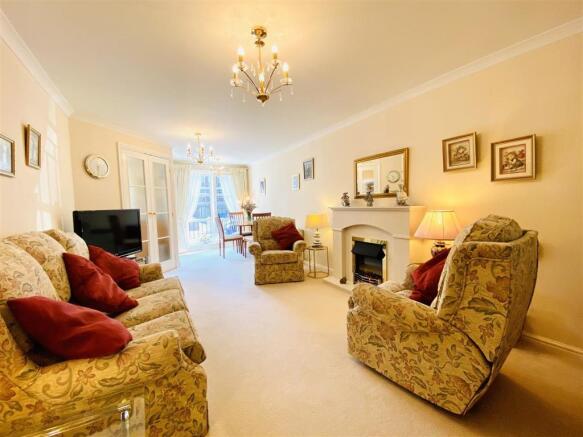 Lounge/Dining