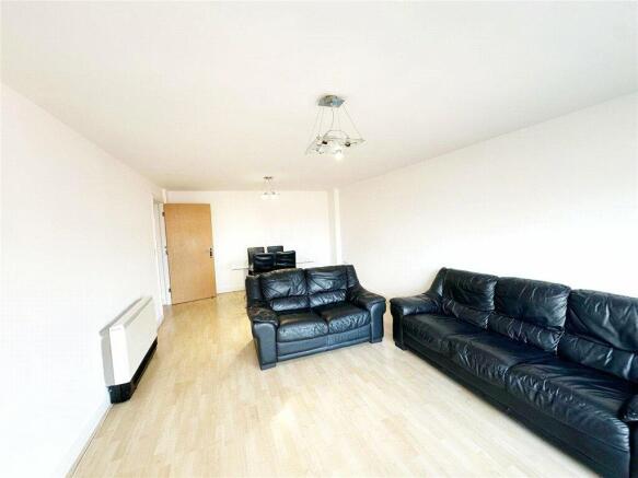 3 bed Apartment for sale Image 5