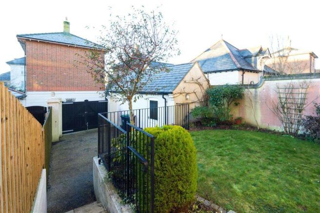 Garden/Garage/Parking