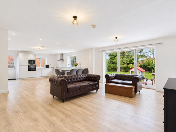 Kitchen / Living Area