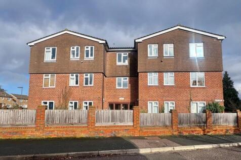 Leaway, Beech Tree Drive, Badshot Lea, Farnham, GU9