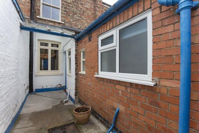 2 bed Terraced to rent Image 12