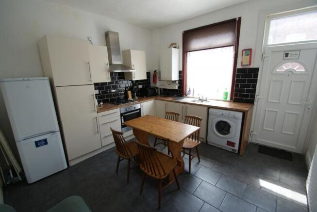 4 bed Terraced to rent Image 6