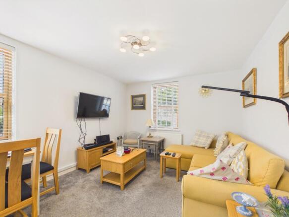 2 bed Ground Flat for sale Image 5