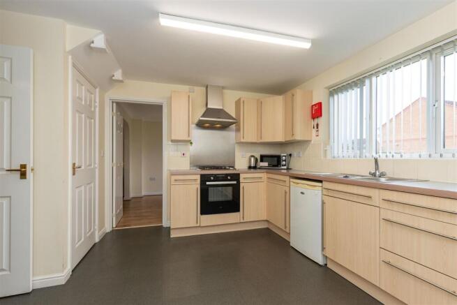 19 Lakeside Close-8.jpg