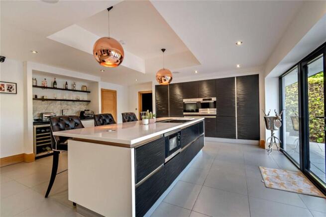 5 bed Detached for sale Image 4