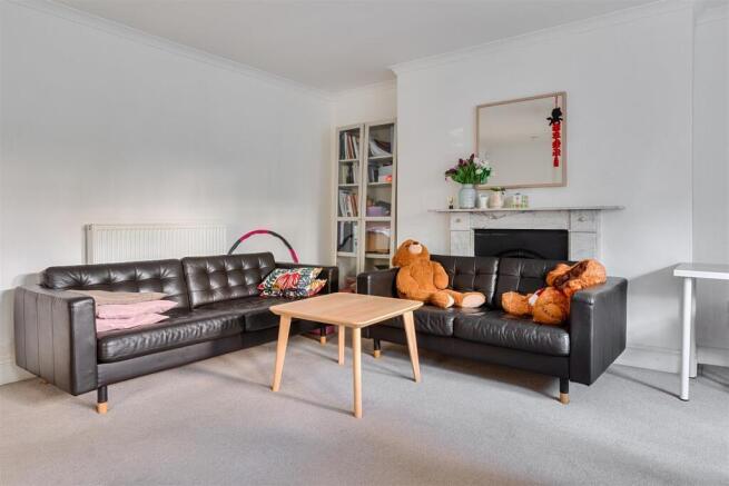 F1 17 WELLINGTON PARK LIVING ROOM.jpg