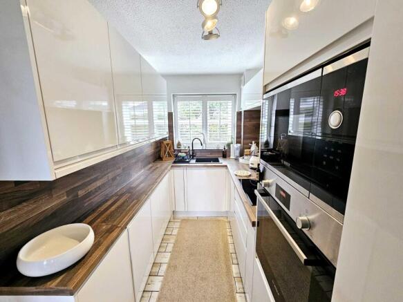 2 bed Flat for sale Image 6