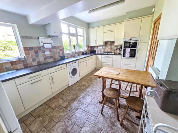 4 bed Semi-Detached for sale Image 10