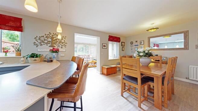 KITCHEN/DINING ROOM