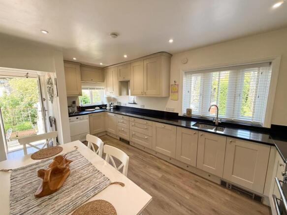 3 bed Semi-Detached for sale Image 8