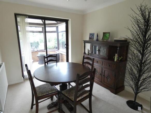 LOUNGE/DINING ROOM