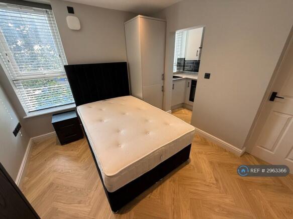 Studio to rent Image 8