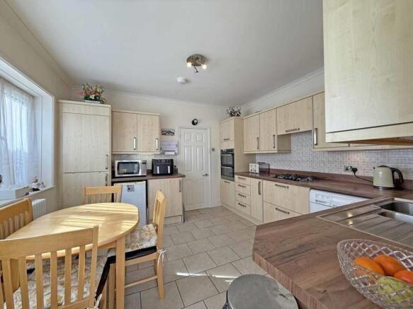 Old Woodlands Road 25 - Kitchen Dining Room Front.