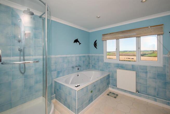 EN-SUITE BATH/SHOWER ROOM