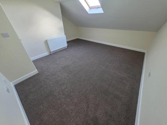 4 bed Semi-Detached to rent Image 8