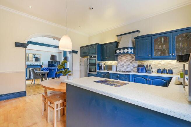 7 bed Detached for sale Image 7