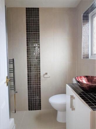 en suite shower 2.jpg