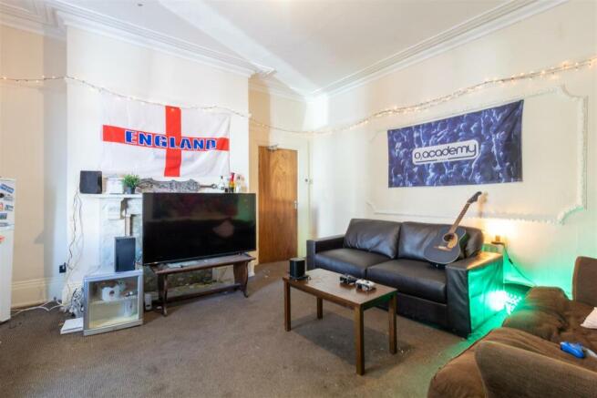 8 bed House to rent Image 7