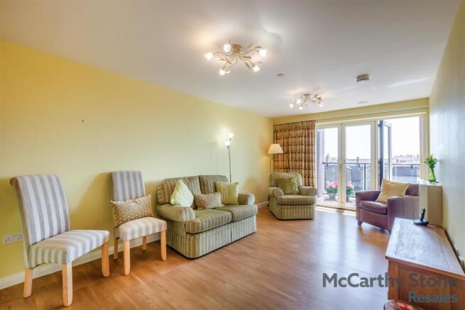 8698185-interior02.jpg