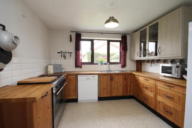 FITTED KITCHEN